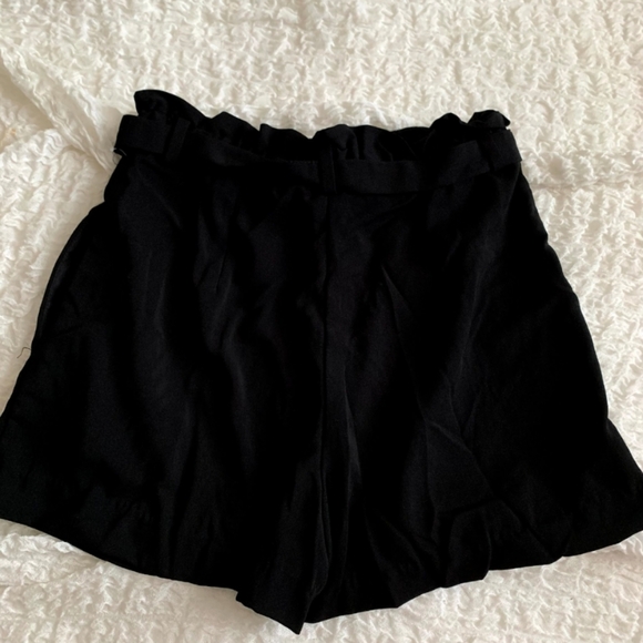 High waisted black shorts - Picture 3 of 3